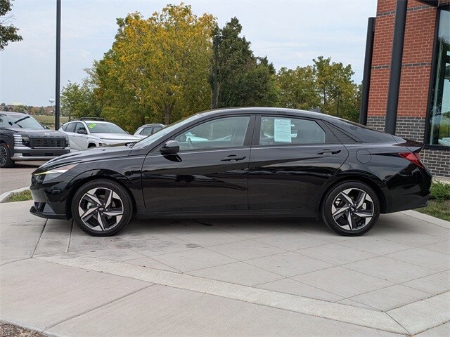 2023 Hyundai Elantra SEL photo 3