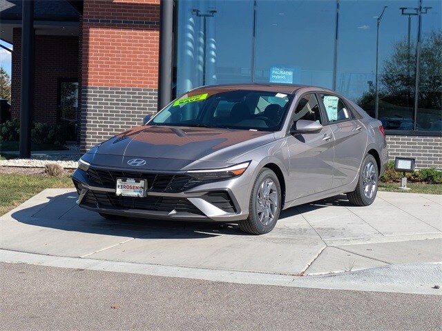 2024 Hyundai Elantra SEL photo 2