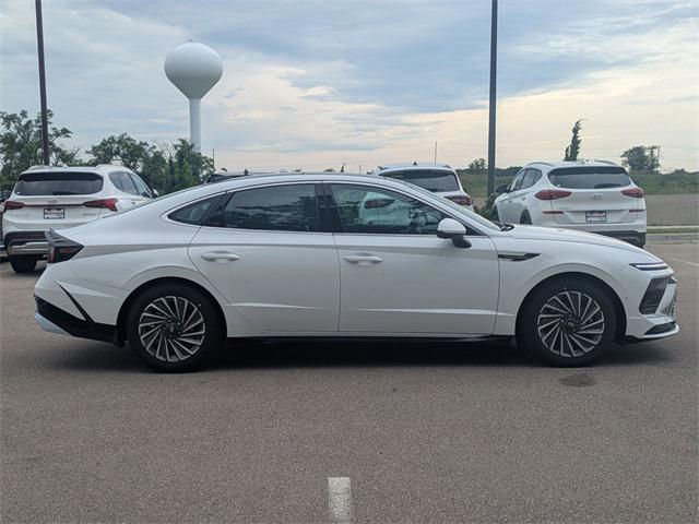 2025 Hyundai Sonata Hybrid Limited photo 2