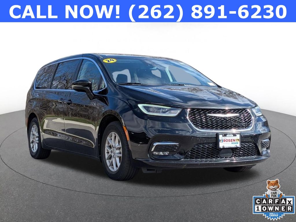 2024 Chrysler Pacifica Touring L's photo