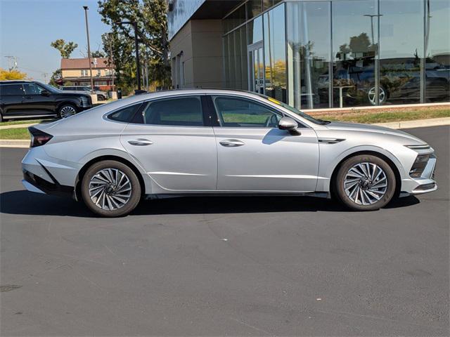 2025 Hyundai Sonata Hybrid Limited photo 2