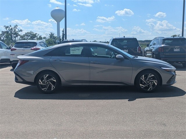 2025 Hyundai Elantra SEL Convenience photo 2