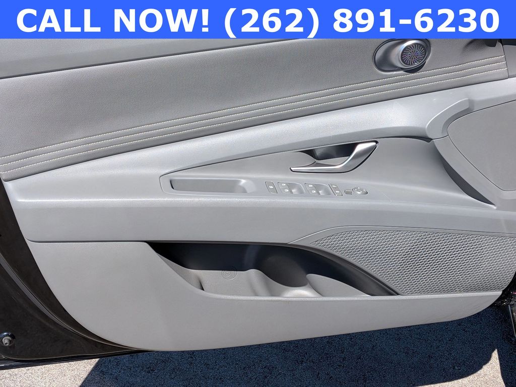 2025 Hyundai Elantra SEL - Photo 12