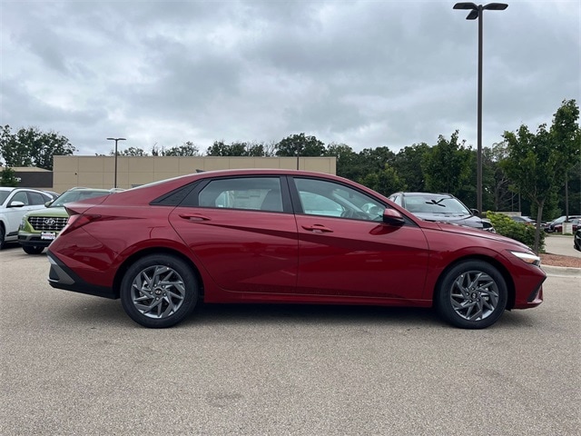 Certified 2024 Hyundai Elantra SEL with VIN KMHLM4DG4RU789562 for sale in Kenosha, WI