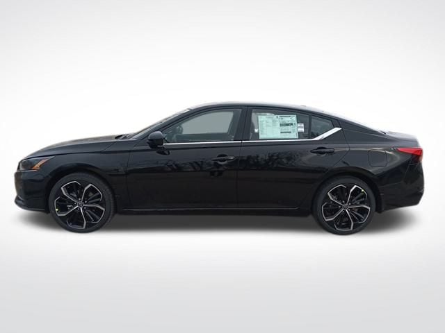 2025 Nissan Altima SR photo 2