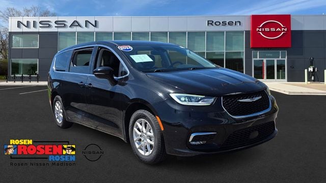 2024 Chrysler Pacifica Touring L's photo