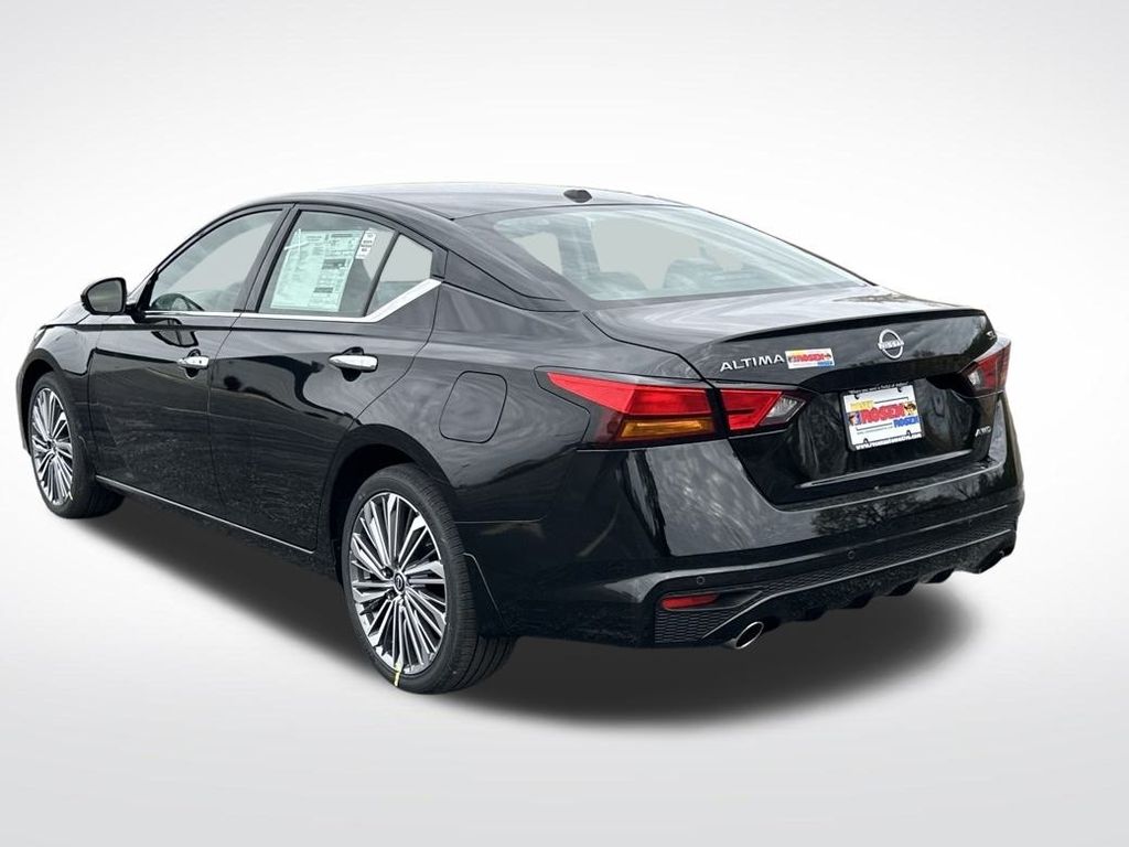 2025 Nissan Altima SL photo 2