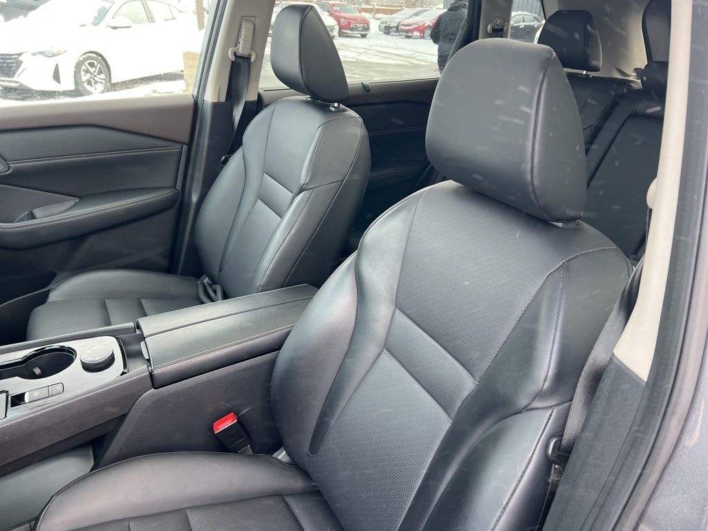 2023 Nissan Rogue SV photo 3