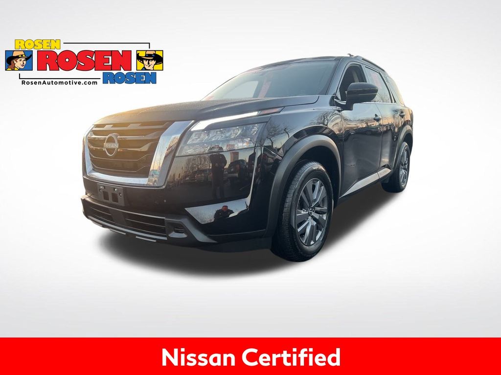 2025 Nissan Pathfinder SV's photo