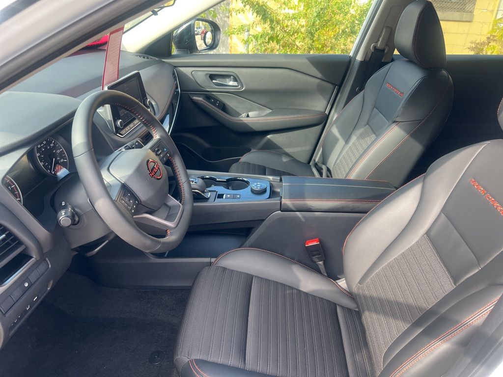 2025 Nissan Rogue SV photo 4