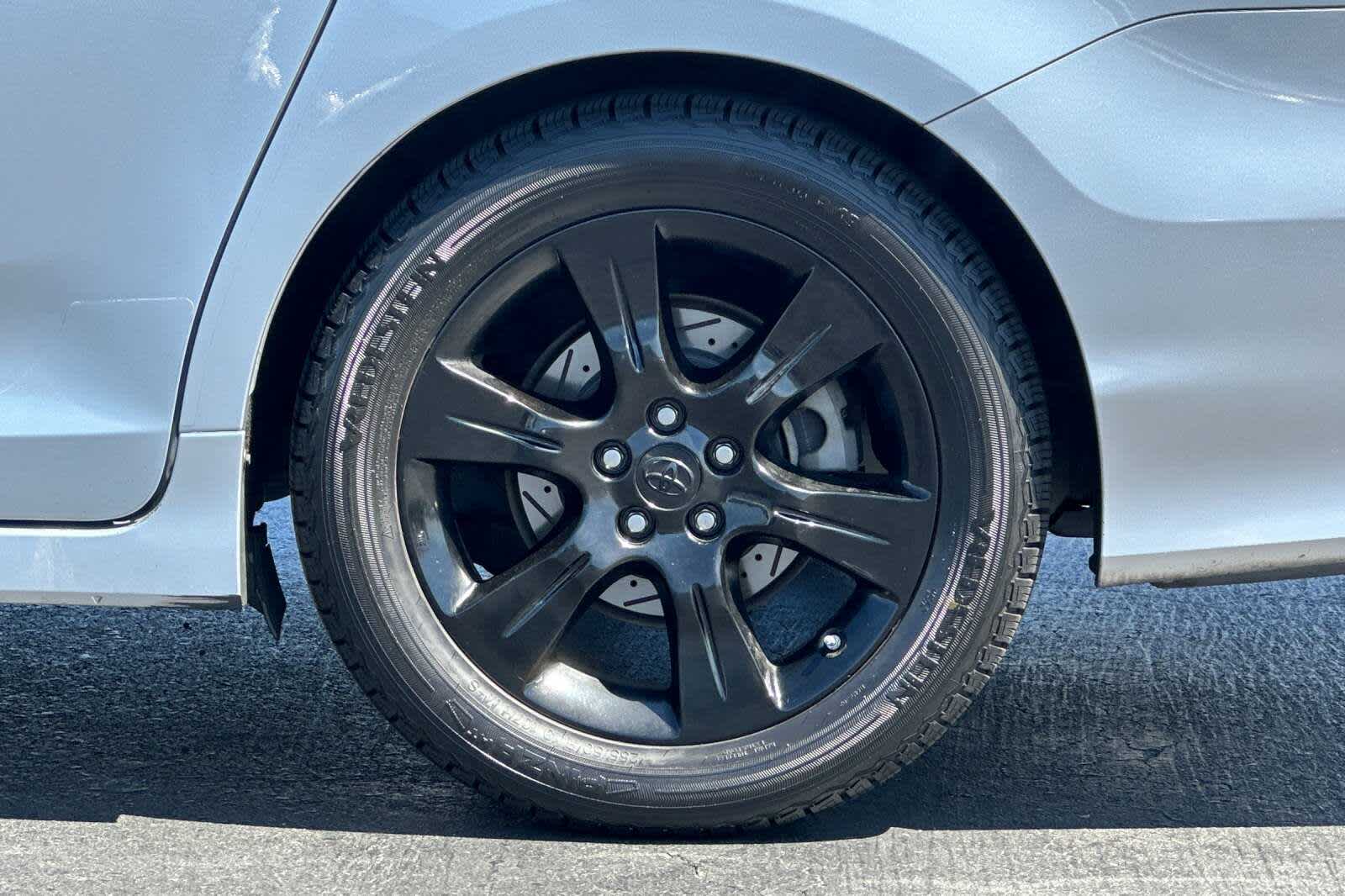 Thumbnail: 2014 Toyota Sienna - 32