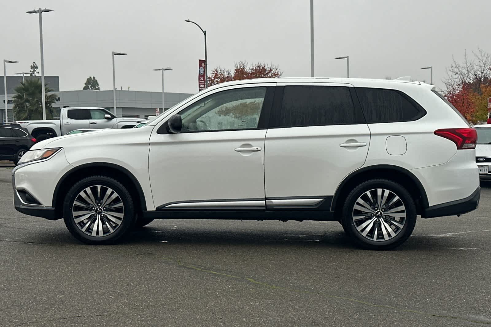Thumbnail: 2019 Mitsubishi Outlander - 9