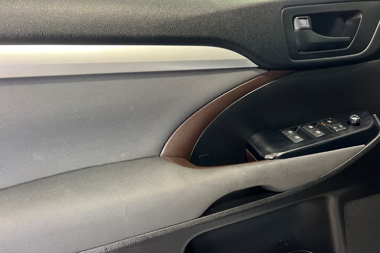 Thumbnail: 2018 Toyota Highlander - 12