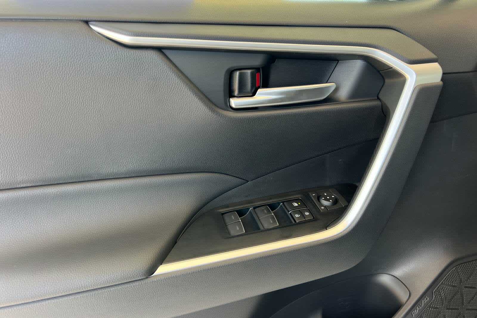 2025 Toyota RAV4 XLE 12