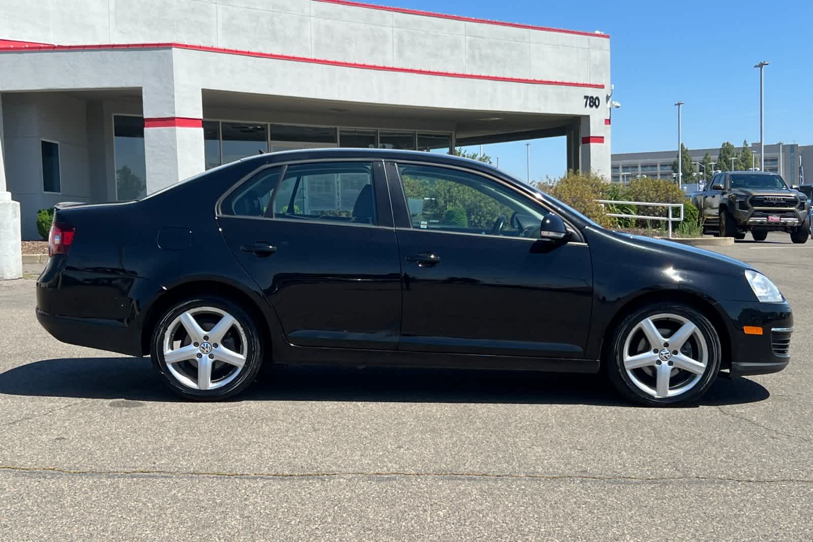 Thumbnail: 2010 Volkswagen Jetta - 6