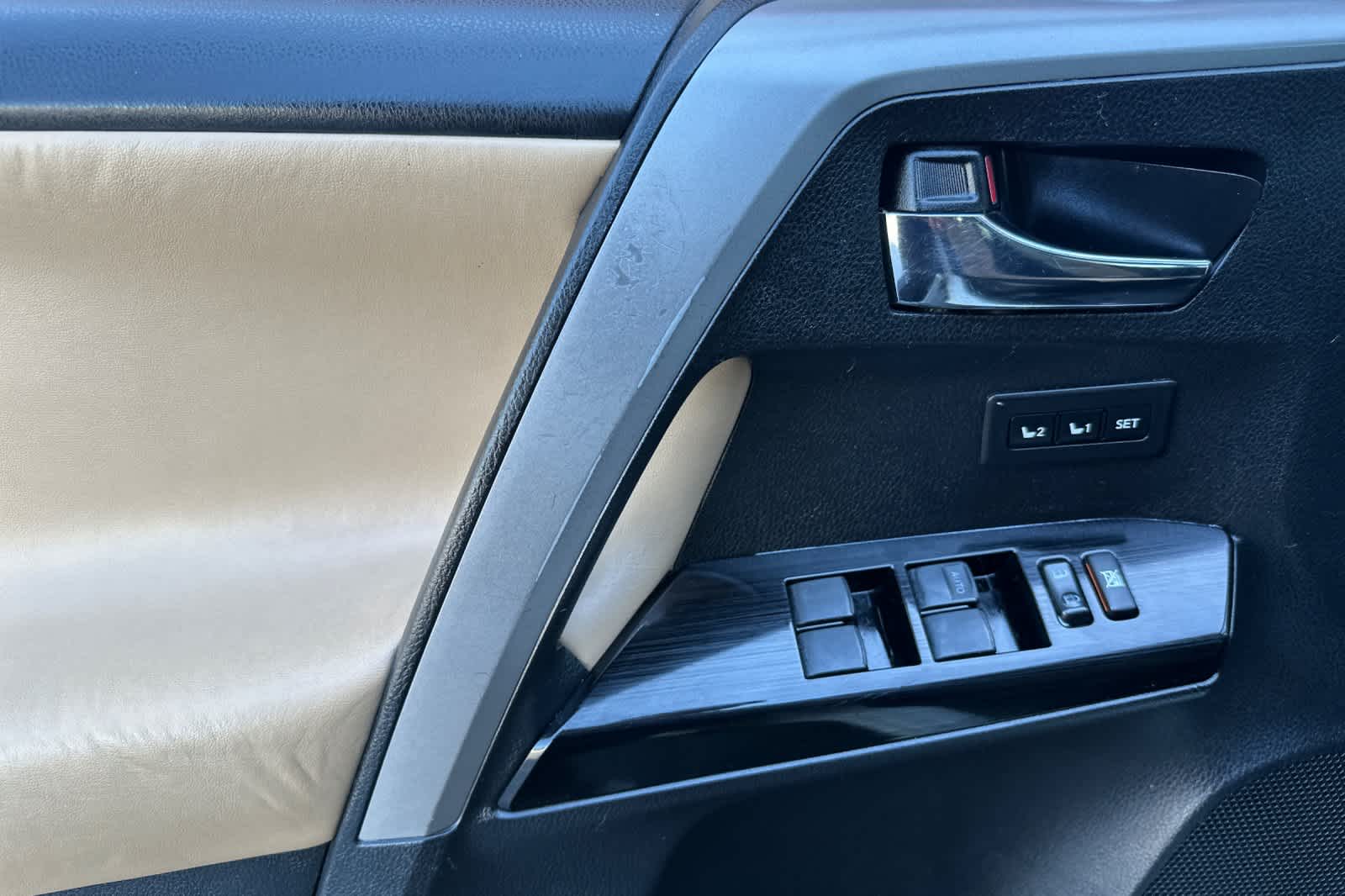 Thumbnail: 2016 Toyota RAV4 - 12