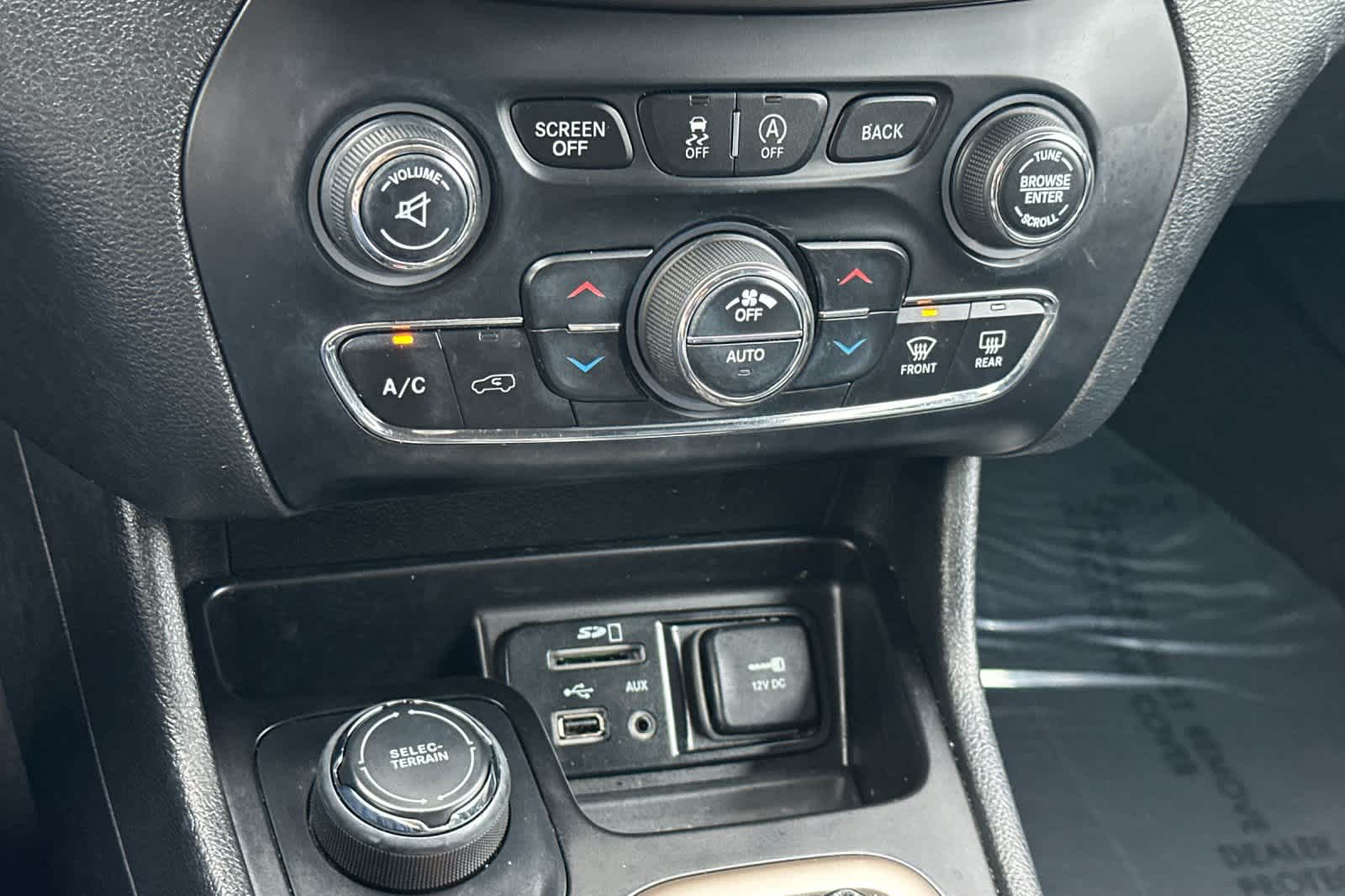 Thumbnail: 2017 Jeep Cherokee - 22