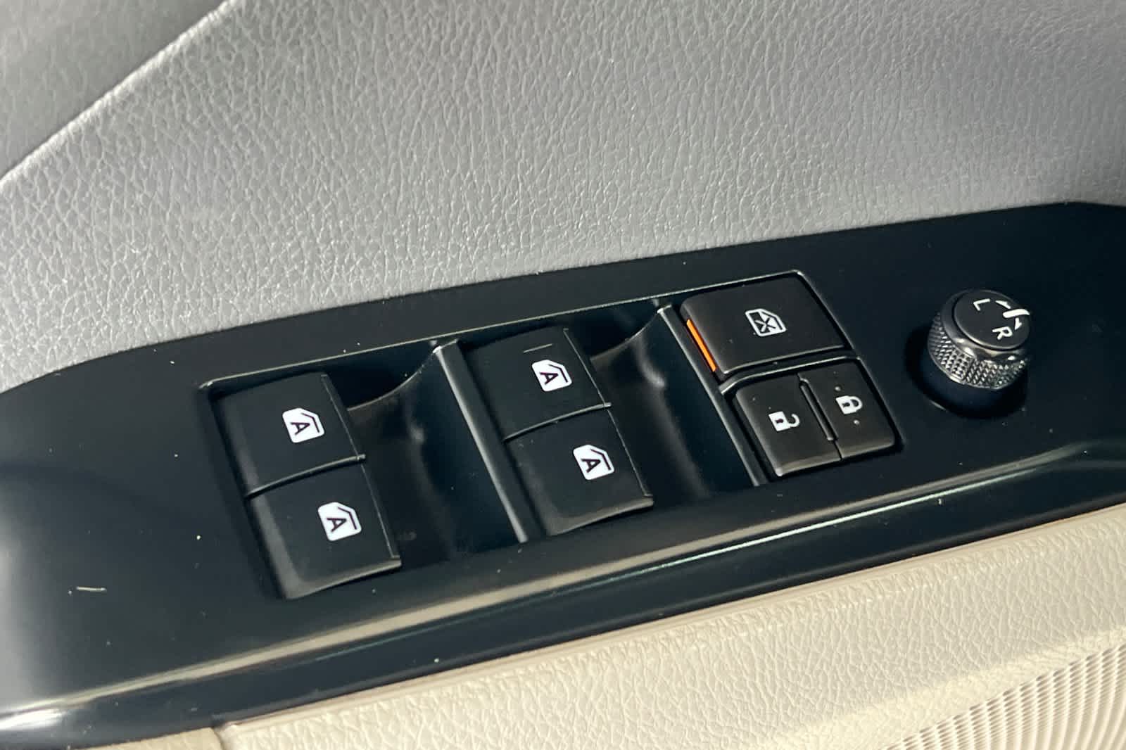 Thumbnail: 2018 Toyota Camry - 12
