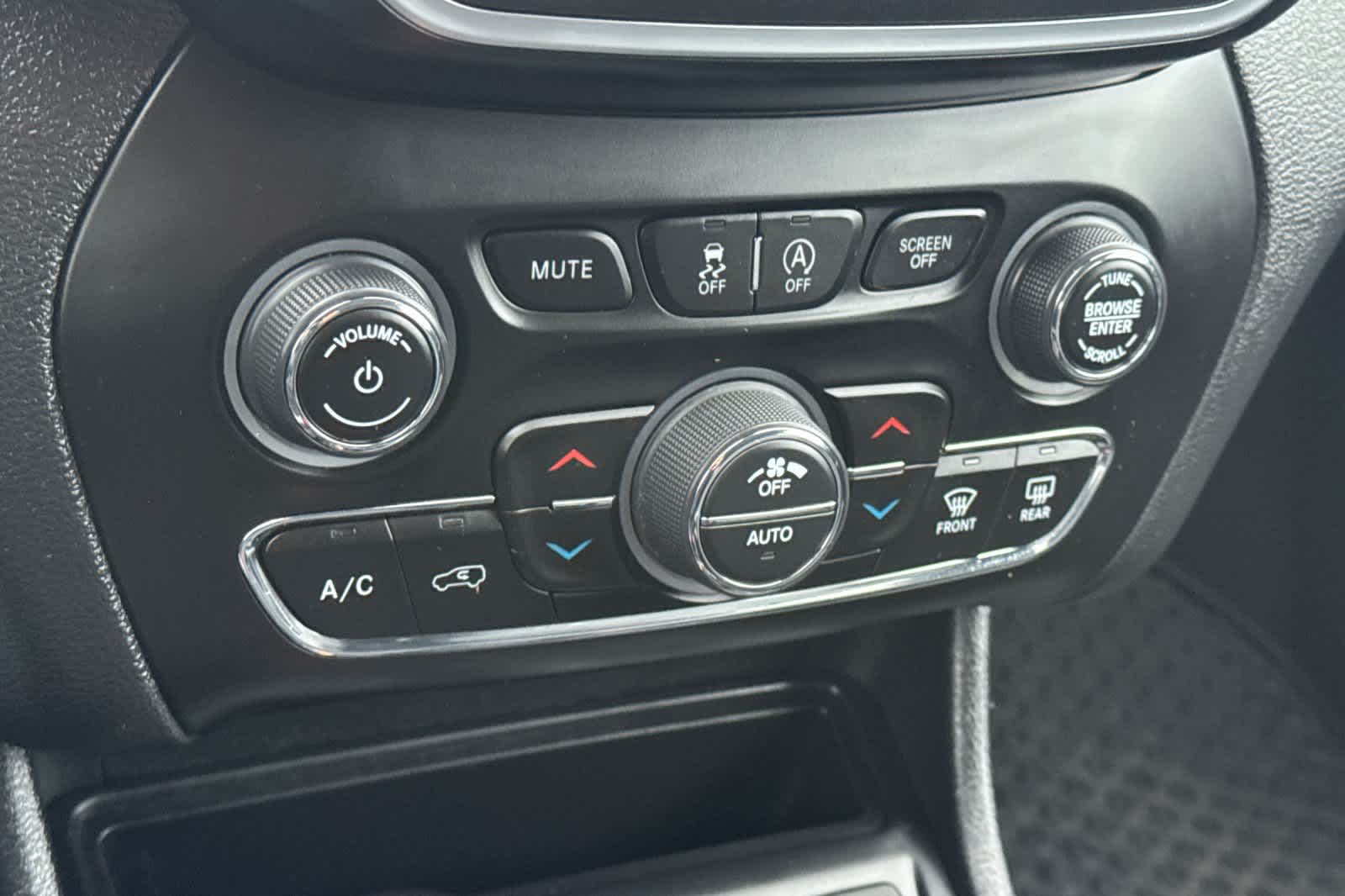 Thumbnail: 2020 Jeep Cherokee - 21