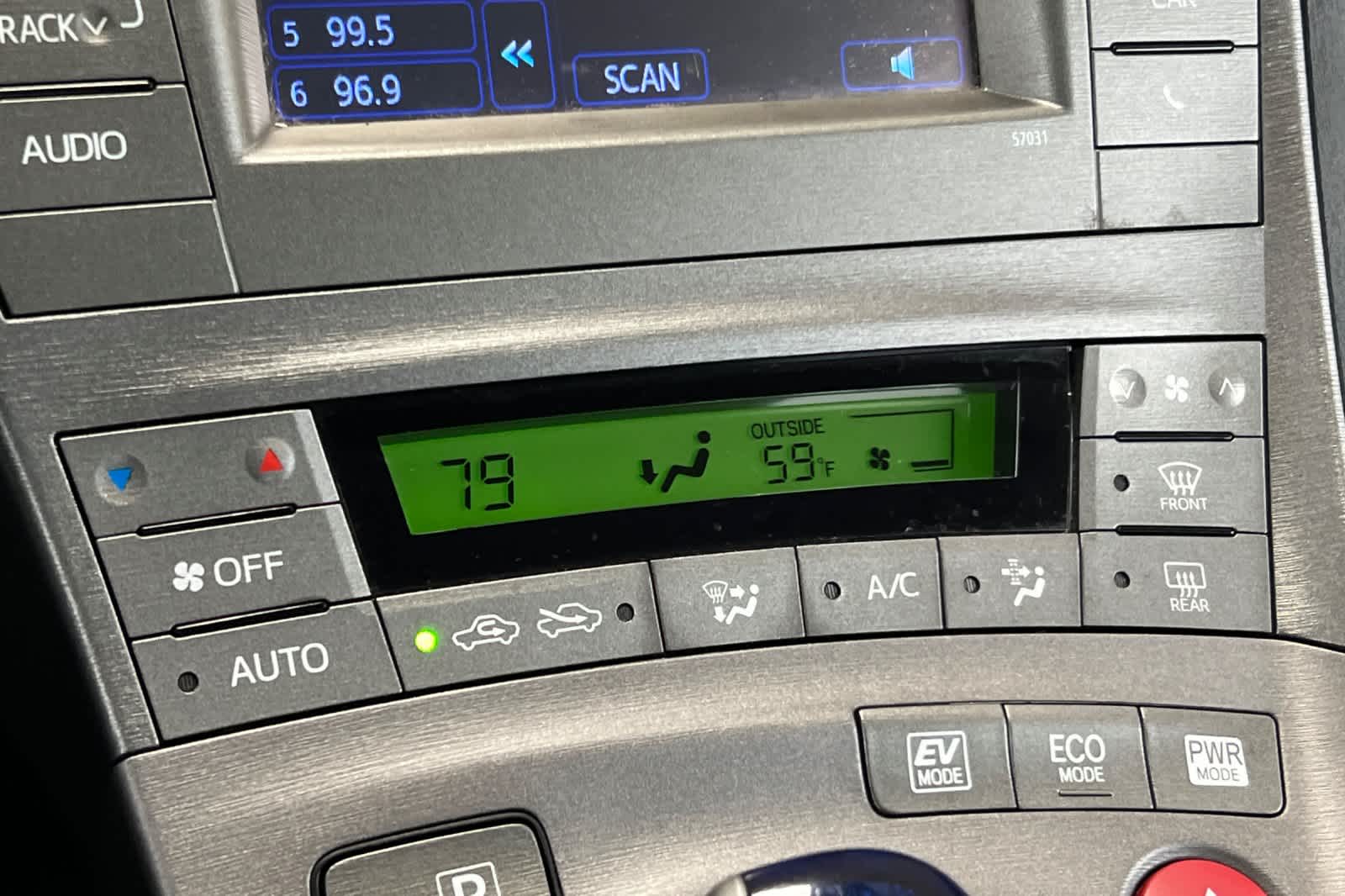 Thumbnail: 2015 Toyota Prius - 21