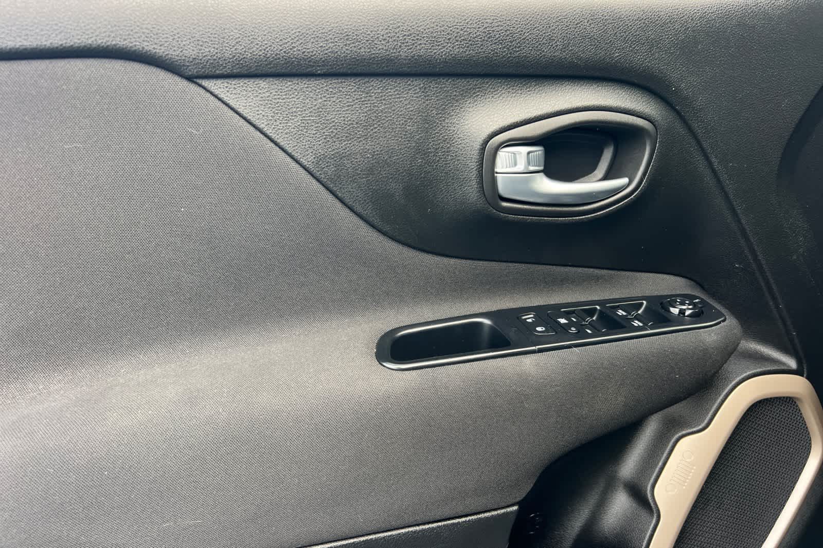 Thumbnail: 2017 Jeep Renegade - 12