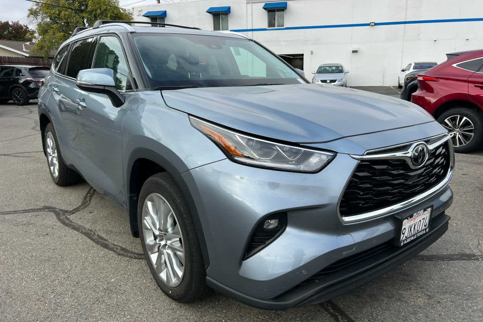 Thumbnail: 2023 Toyota Highlander - 3