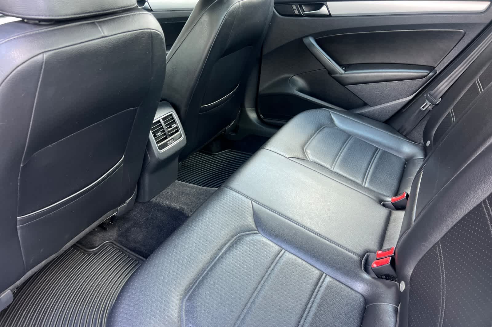 Thumbnail: 2013 Volkswagen Passat - 4