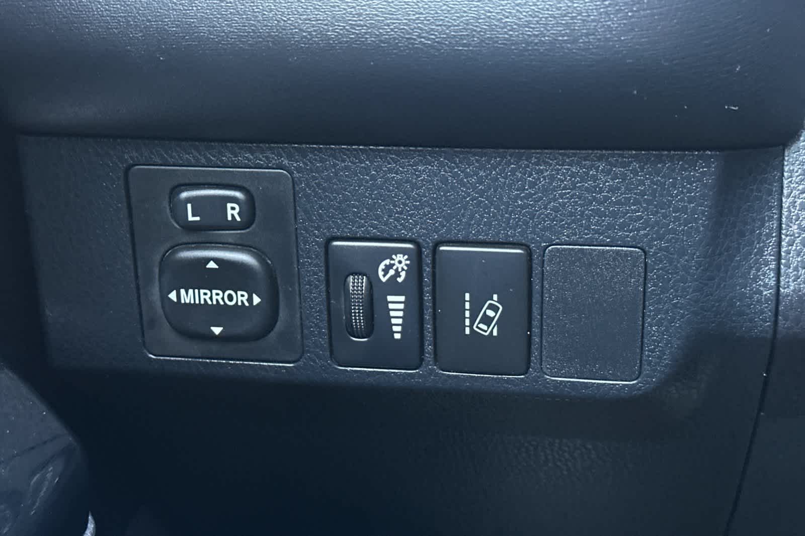 Thumbnail: 2018 Toyota RAV4 - 30