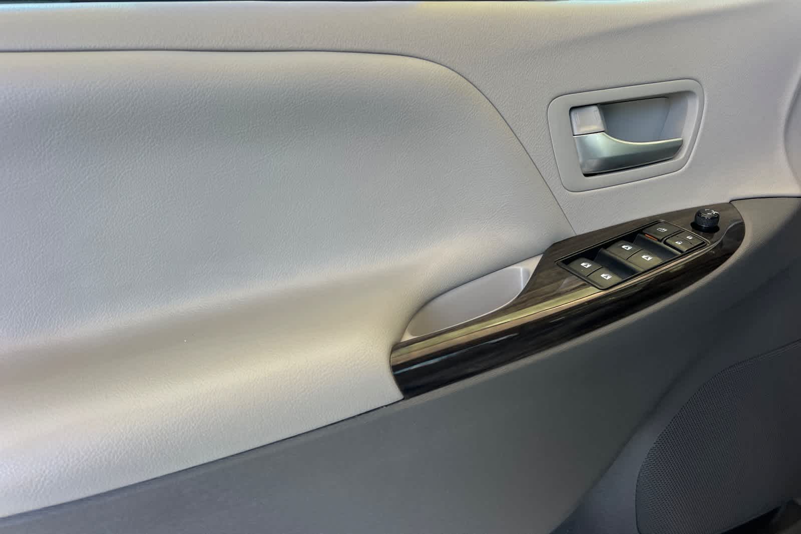 Thumbnail: 2018 Toyota Sienna - 12