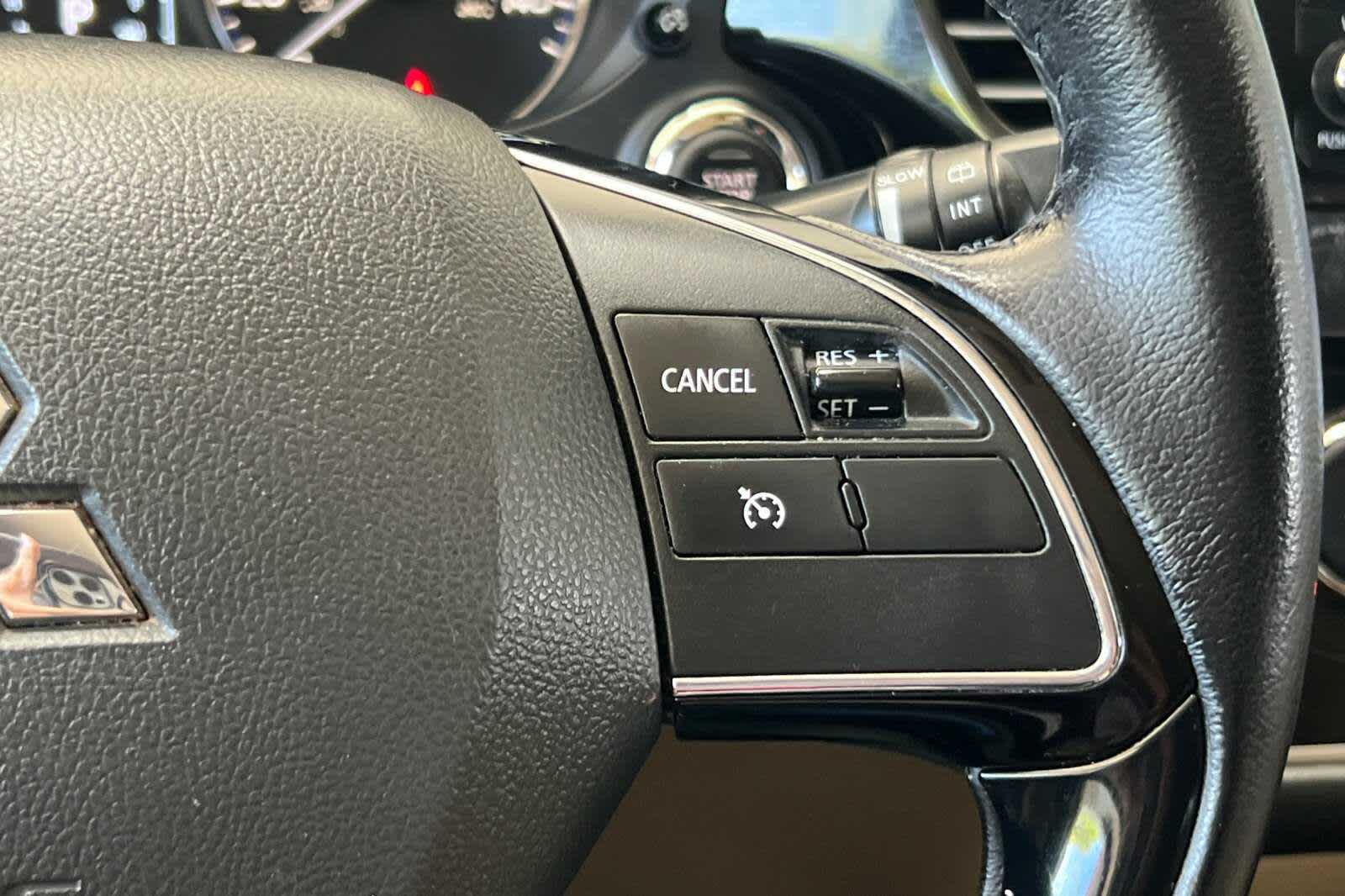 Thumbnail: 2016 Mitsubishi Outlander - 27