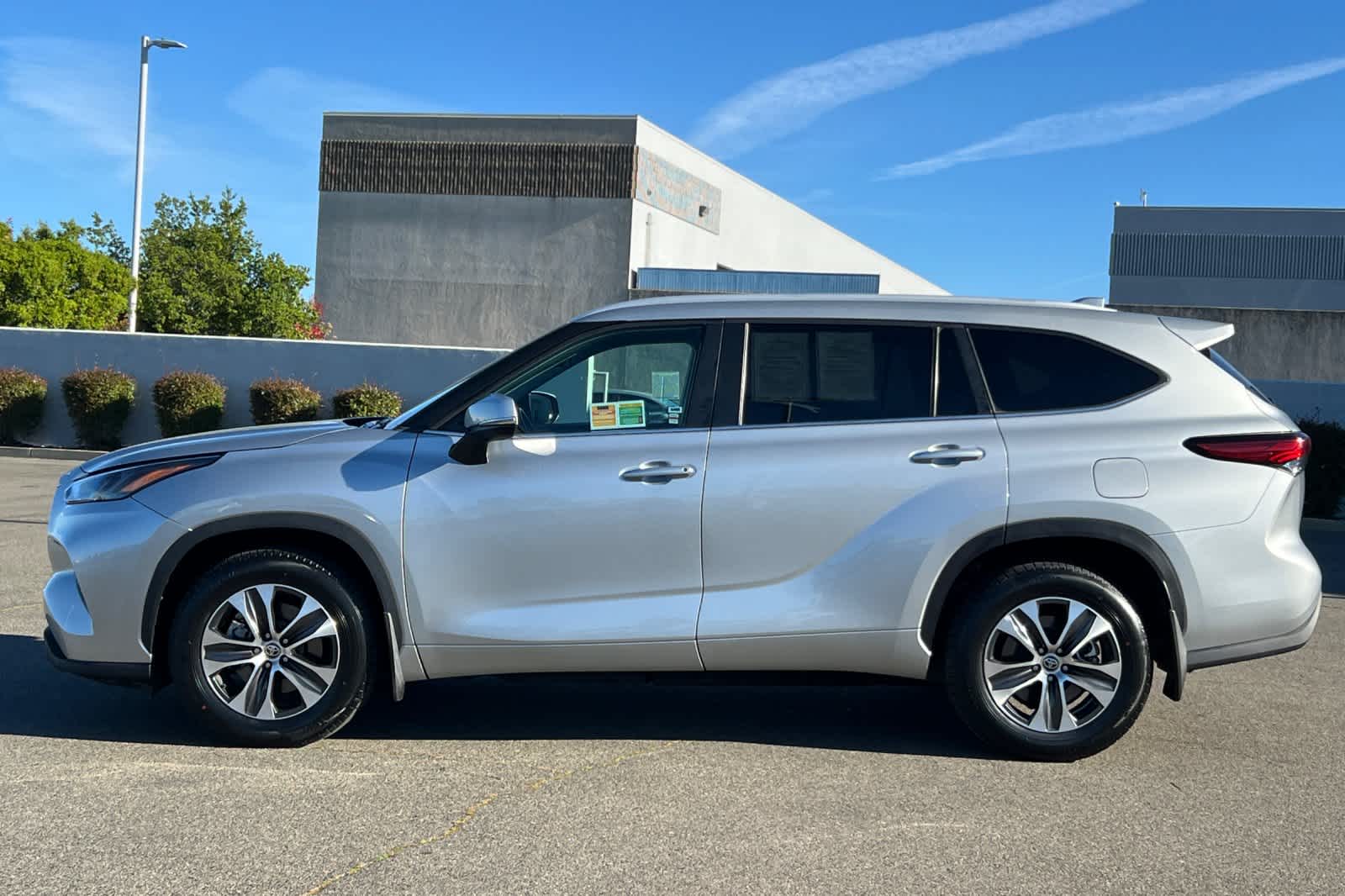 Thumbnail: 2023 Toyota Highlander - 9