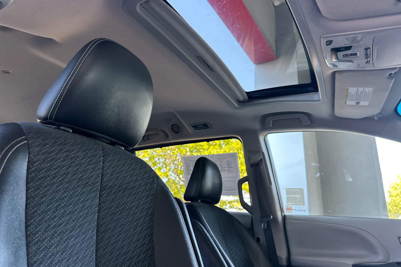 Thumbnail: 2014 Toyota Sienna - 19