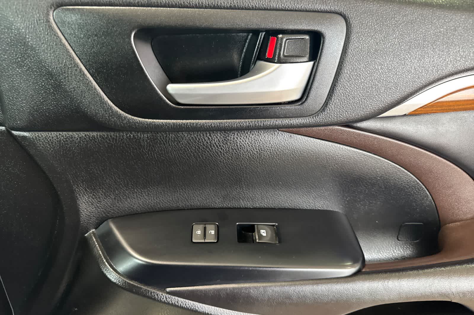 Thumbnail: 2017 Toyota Highlander - 20