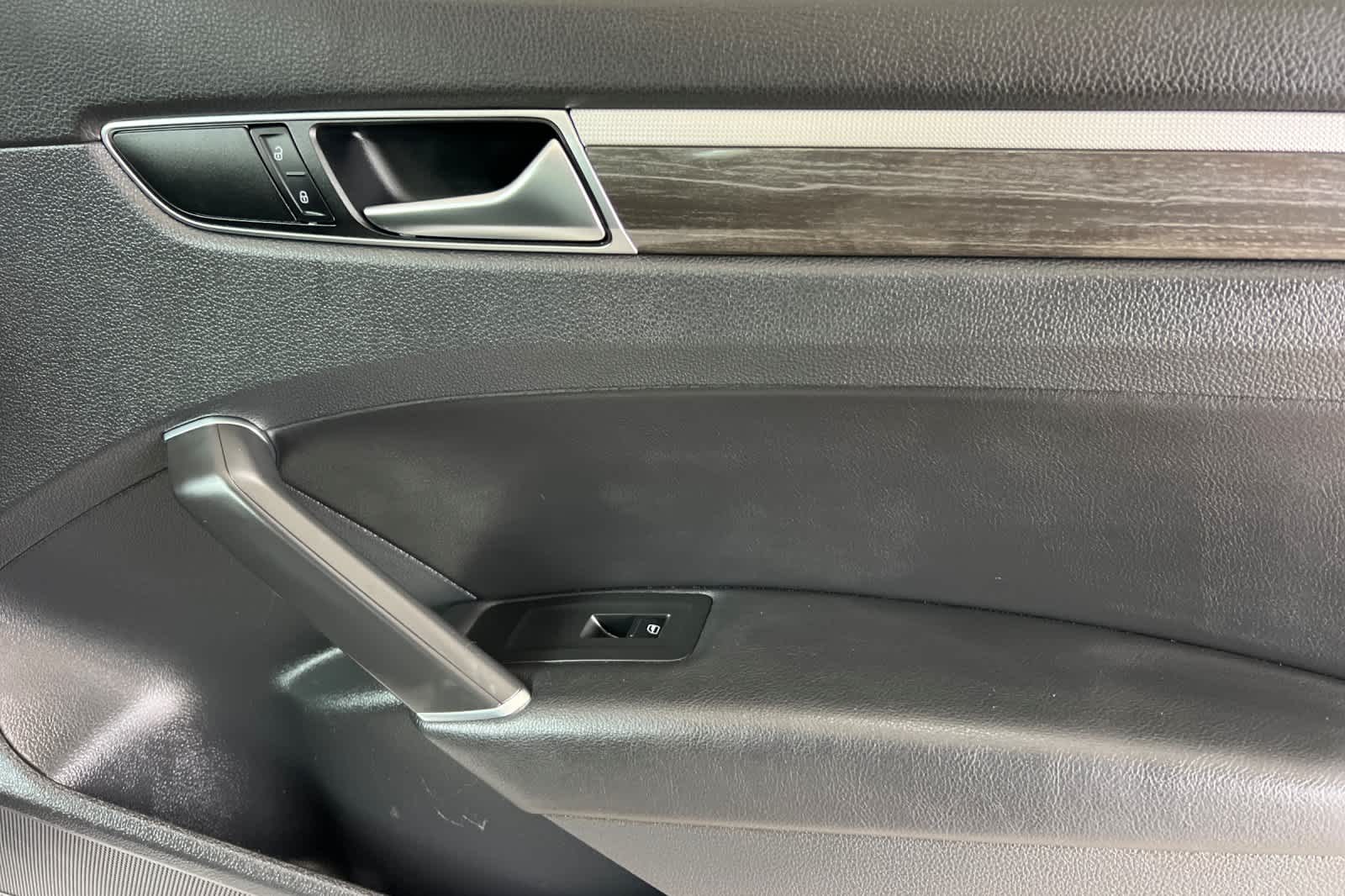 Thumbnail: 2018 Volkswagen Passat - 18