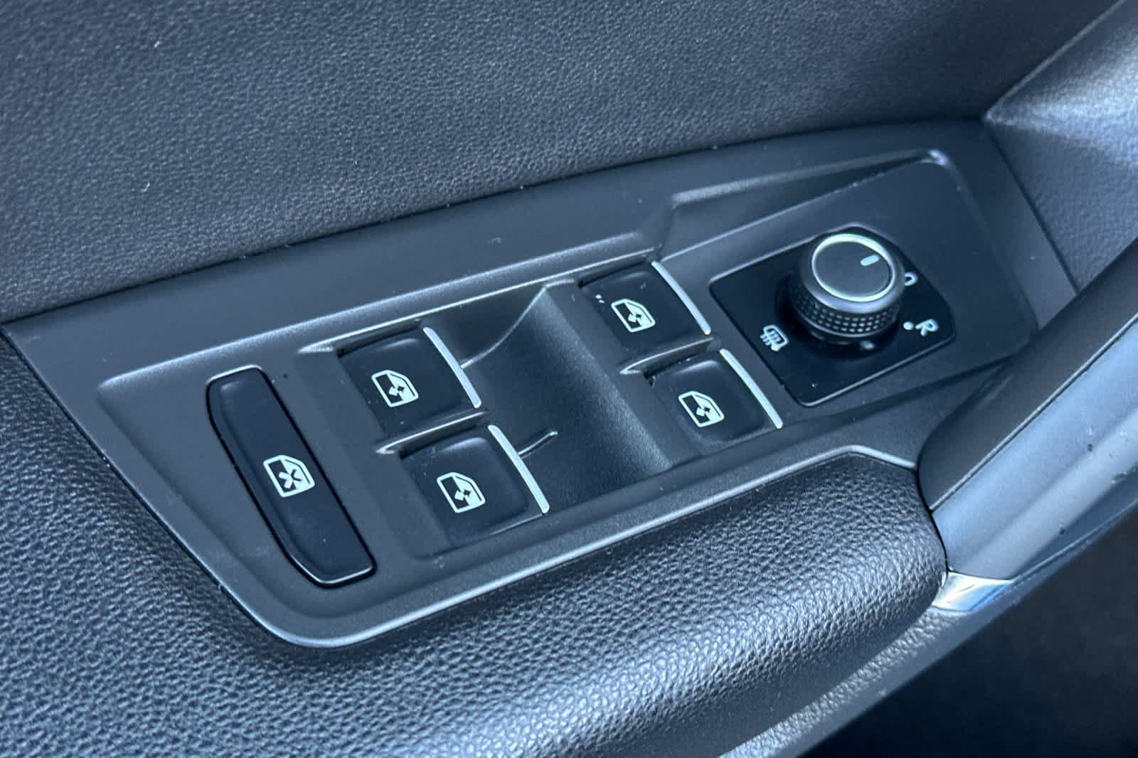 Thumbnail: 2018 Volkswagen Tiguan - 13