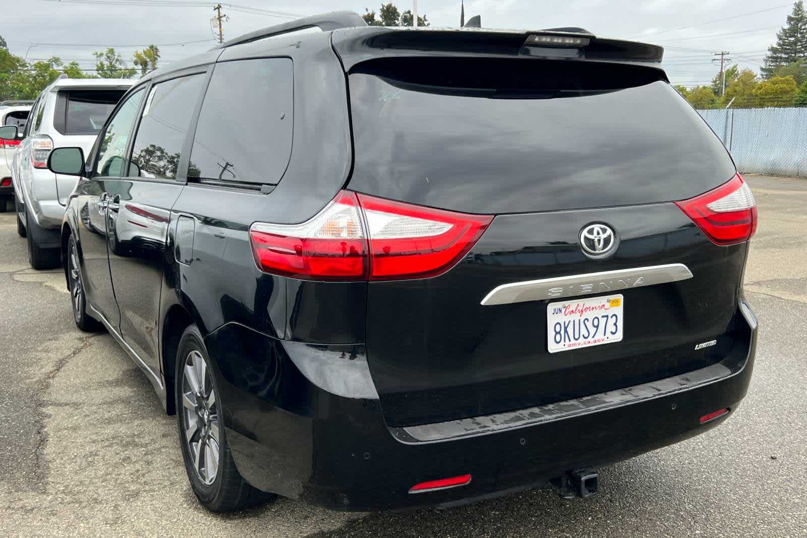 Thumbnail: 2019 Toyota Sienna - 4