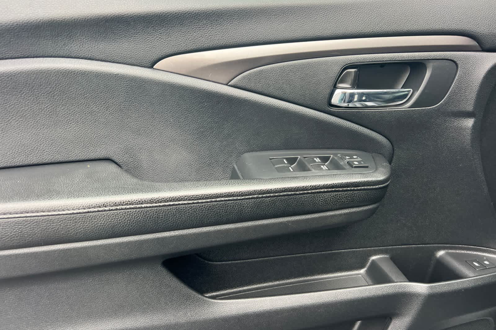 Thumbnail: 2016 Honda Pilot - 12