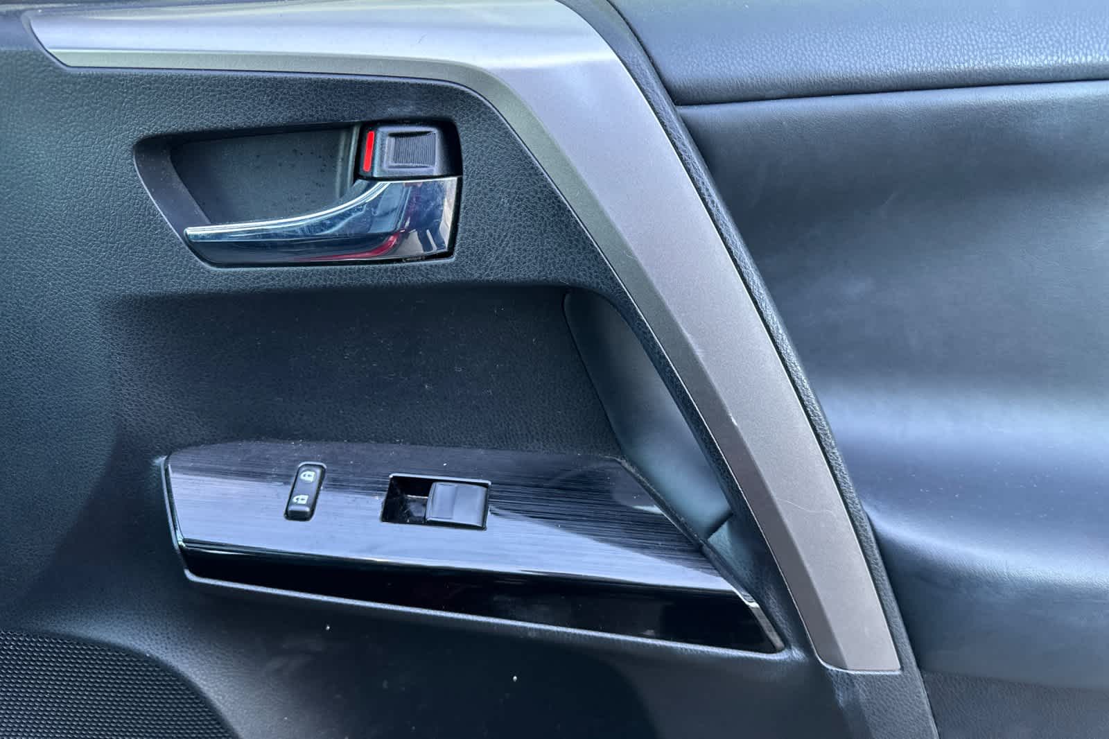 Thumbnail: 2018 Toyota RAV4 - 19