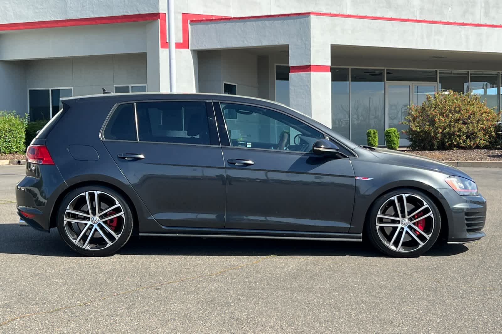 Thumbnail: 2017 Volkswagen Golf - 6