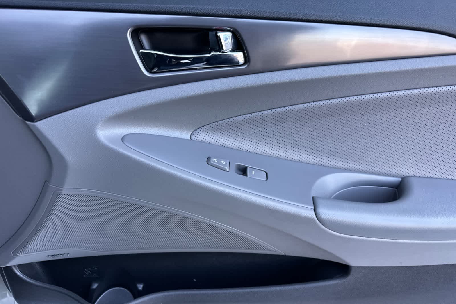 Thumbnail: 2013 Hyundai Sonata - 18