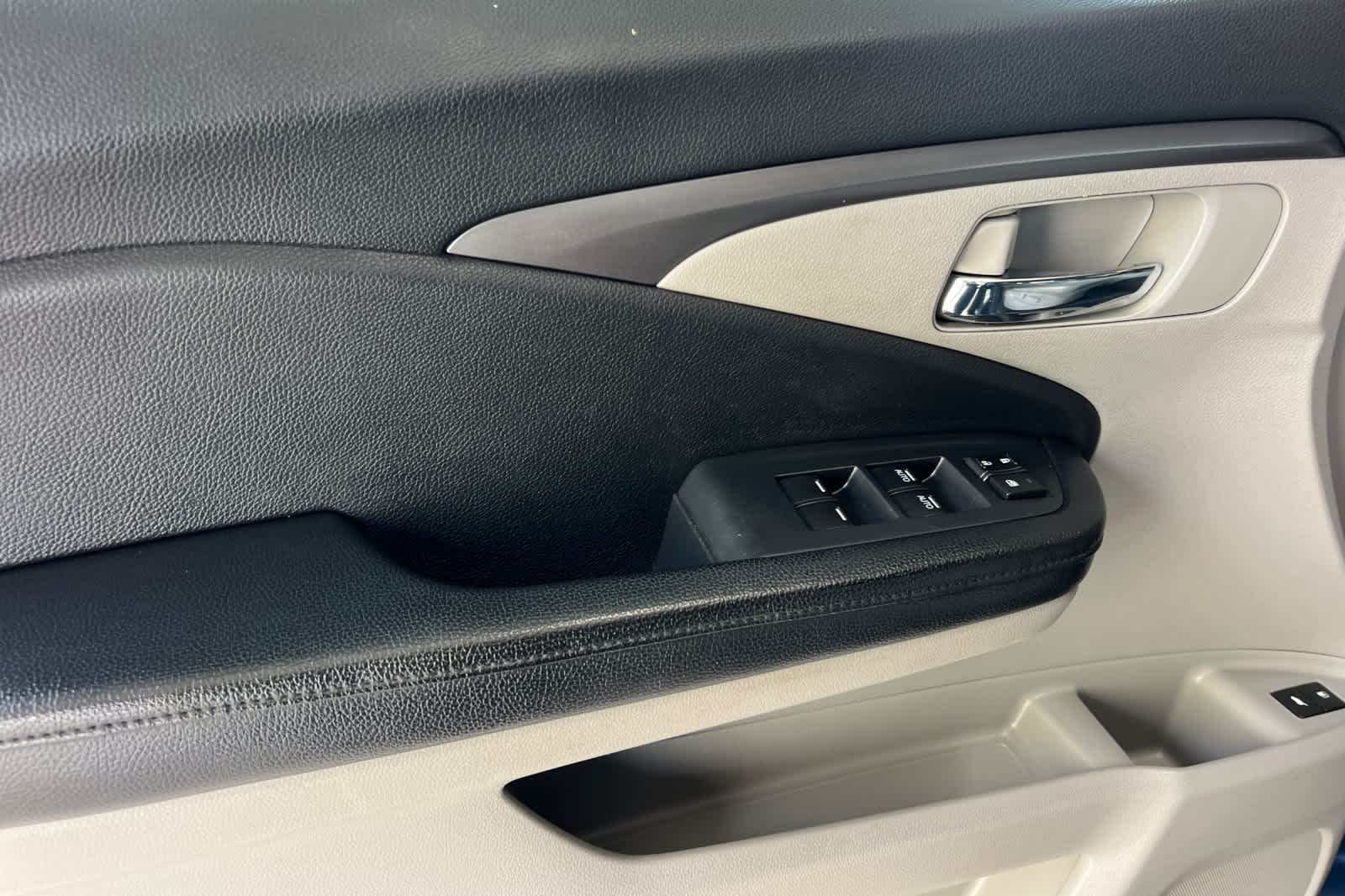 Thumbnail: 2016 Honda Pilot - 12