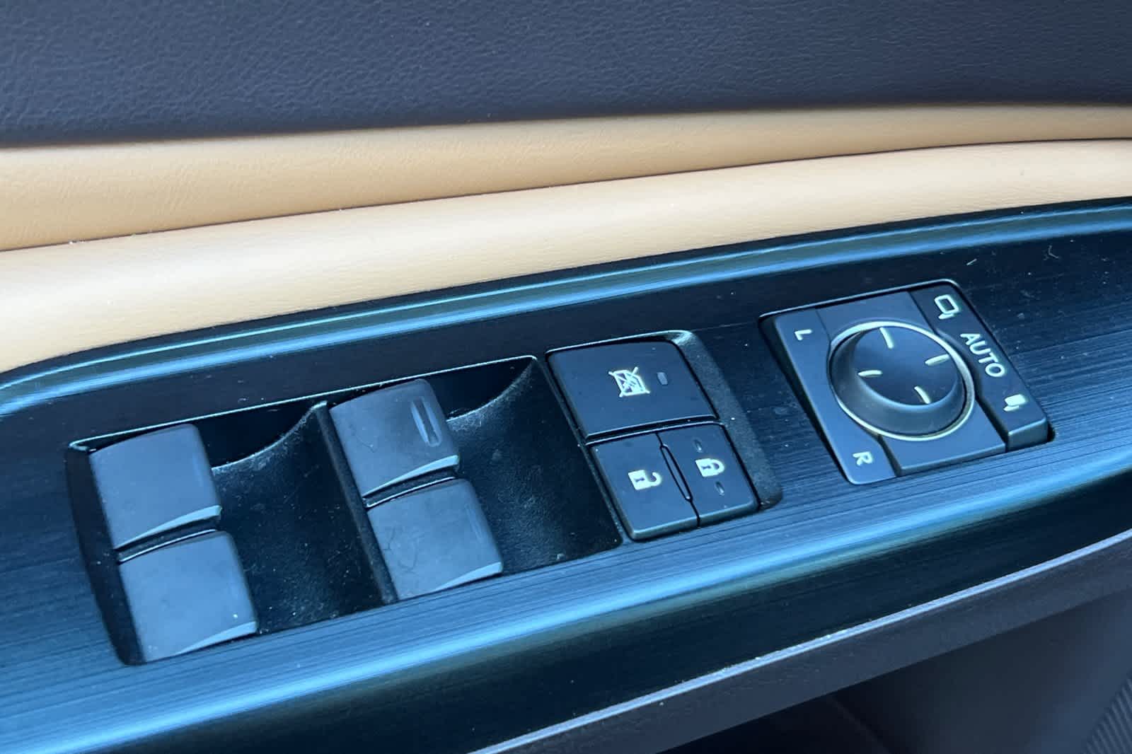 Thumbnail: 2020 Lexus ES - 13