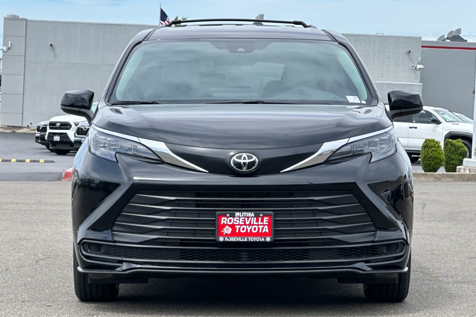 Thumbnail: 2026 Toyota Sienna - 10