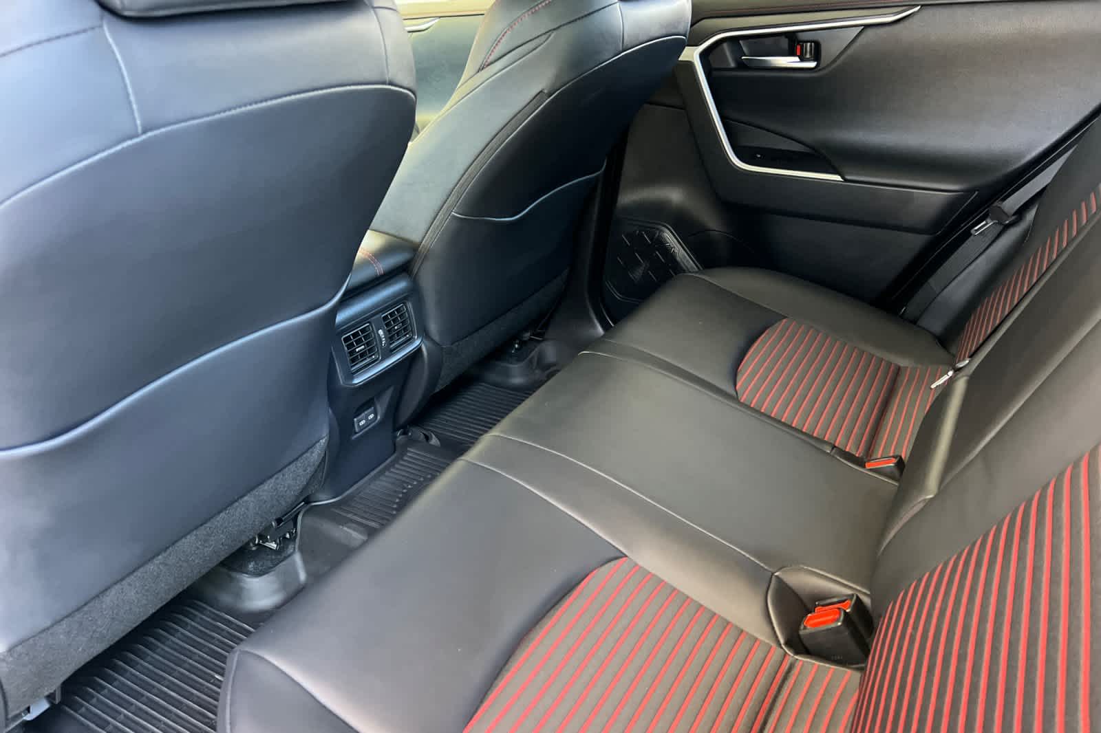 2025 Toyota RAV4 XSE 4