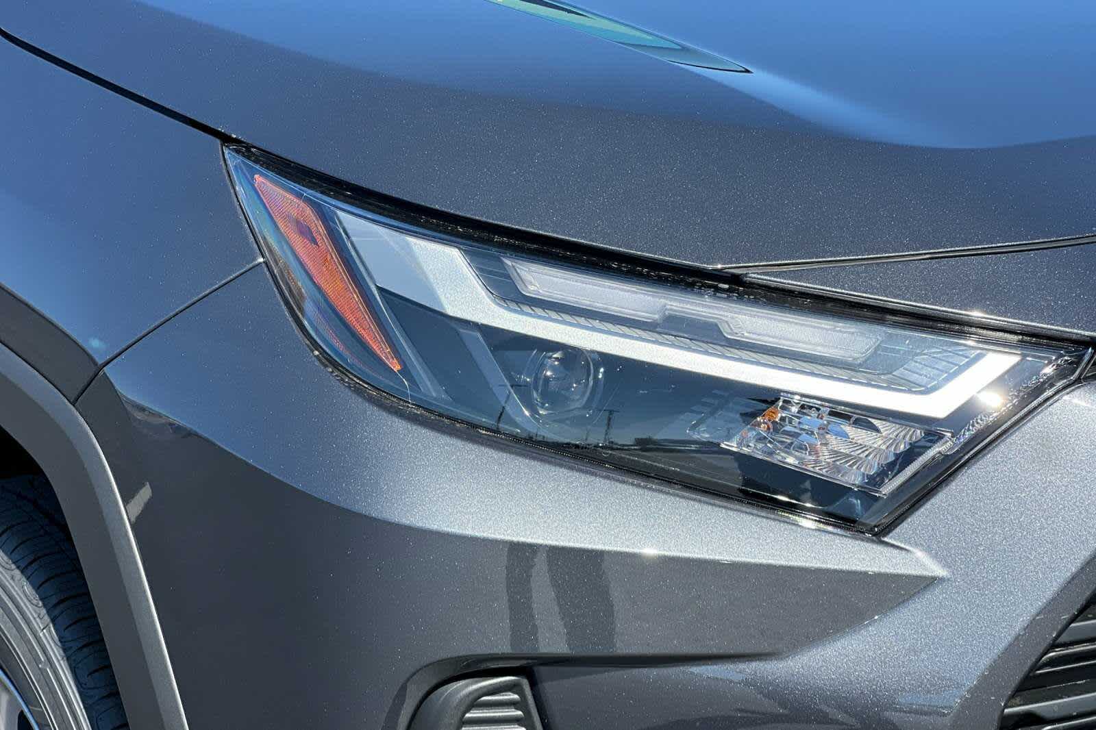 2025 Toyota RAV4 XLE 28