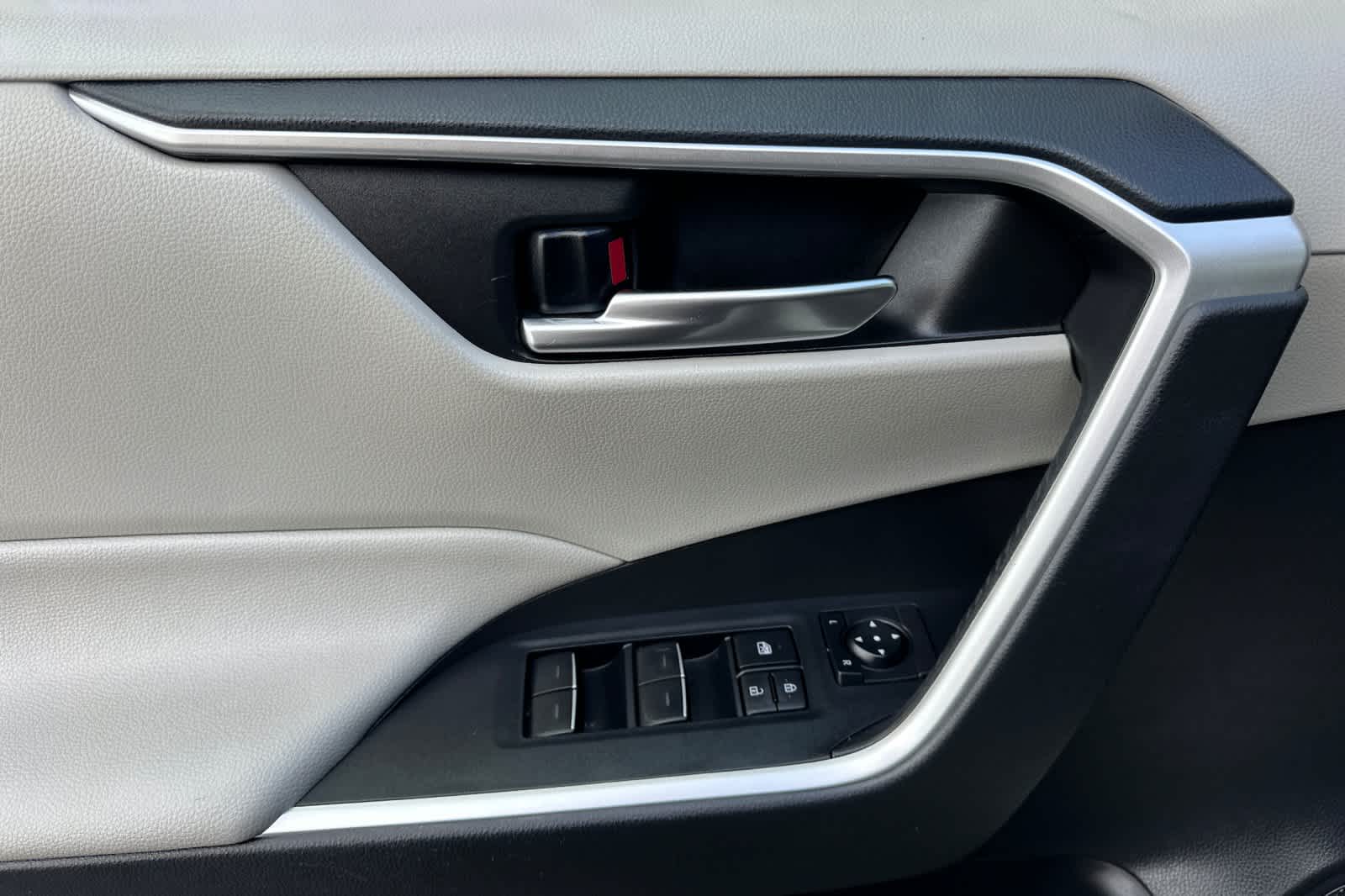 Thumbnail: 2022 Toyota RAV4 - 12