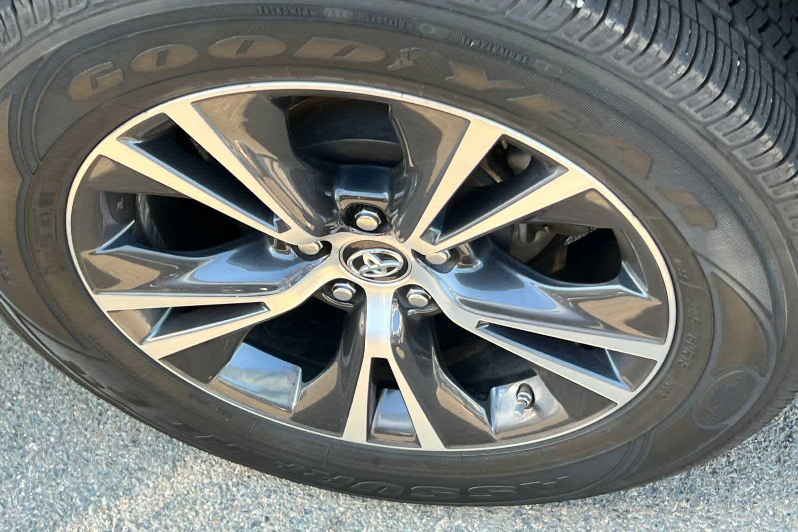 Thumbnail: 2016 Toyota Highlander - 17
