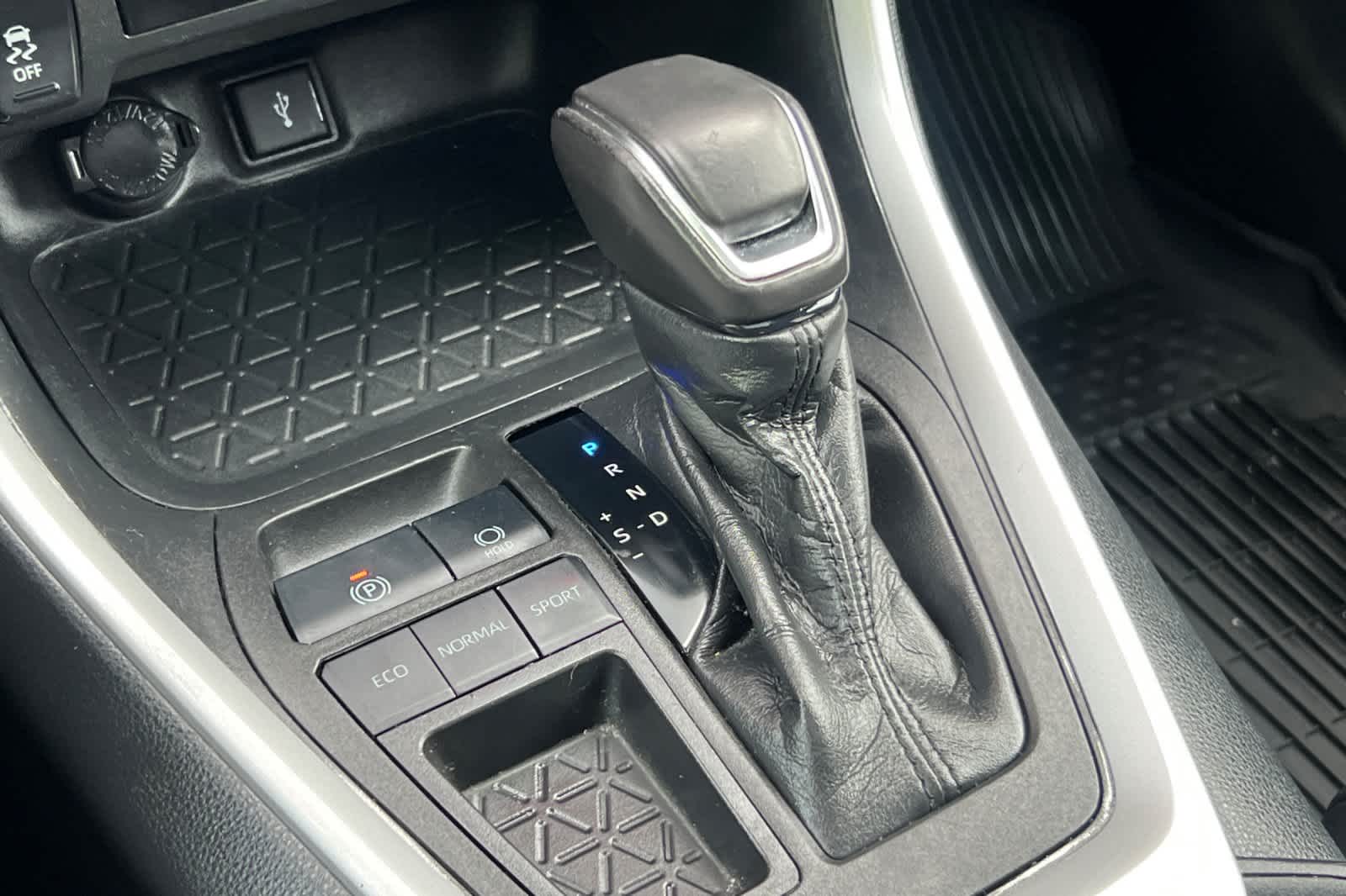 Thumbnail: 2021 Toyota RAV4 - 23