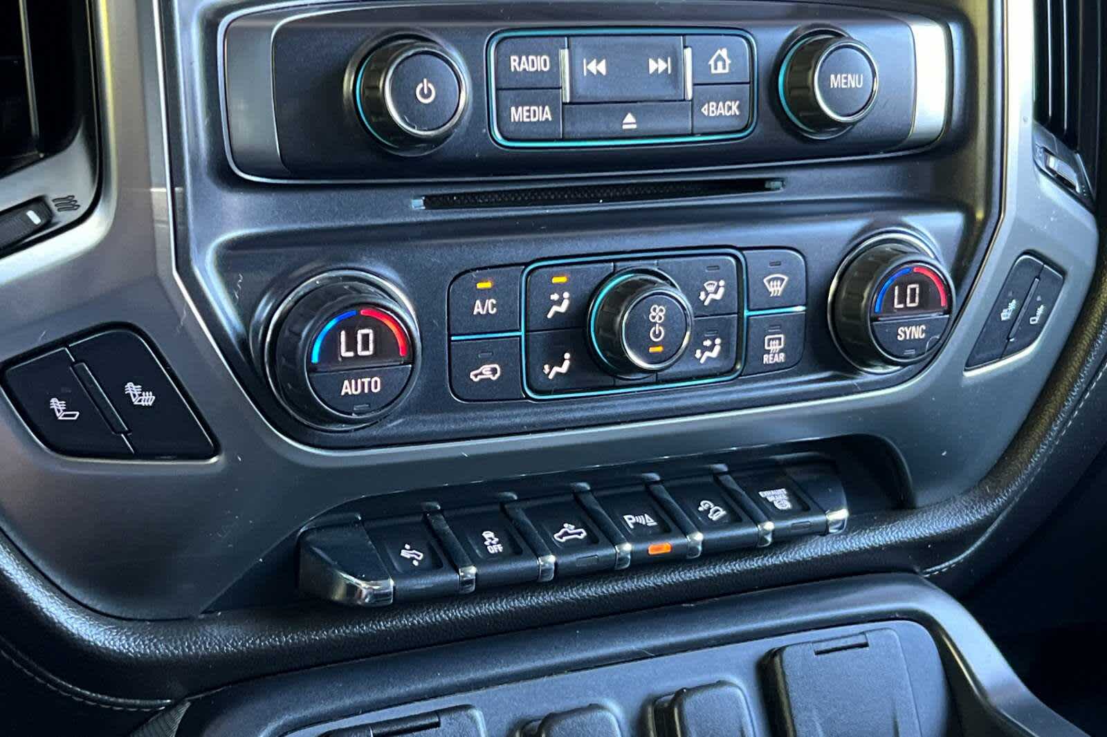 Thumbnail: 2015 Chevrolet Silverado 3500 - 22