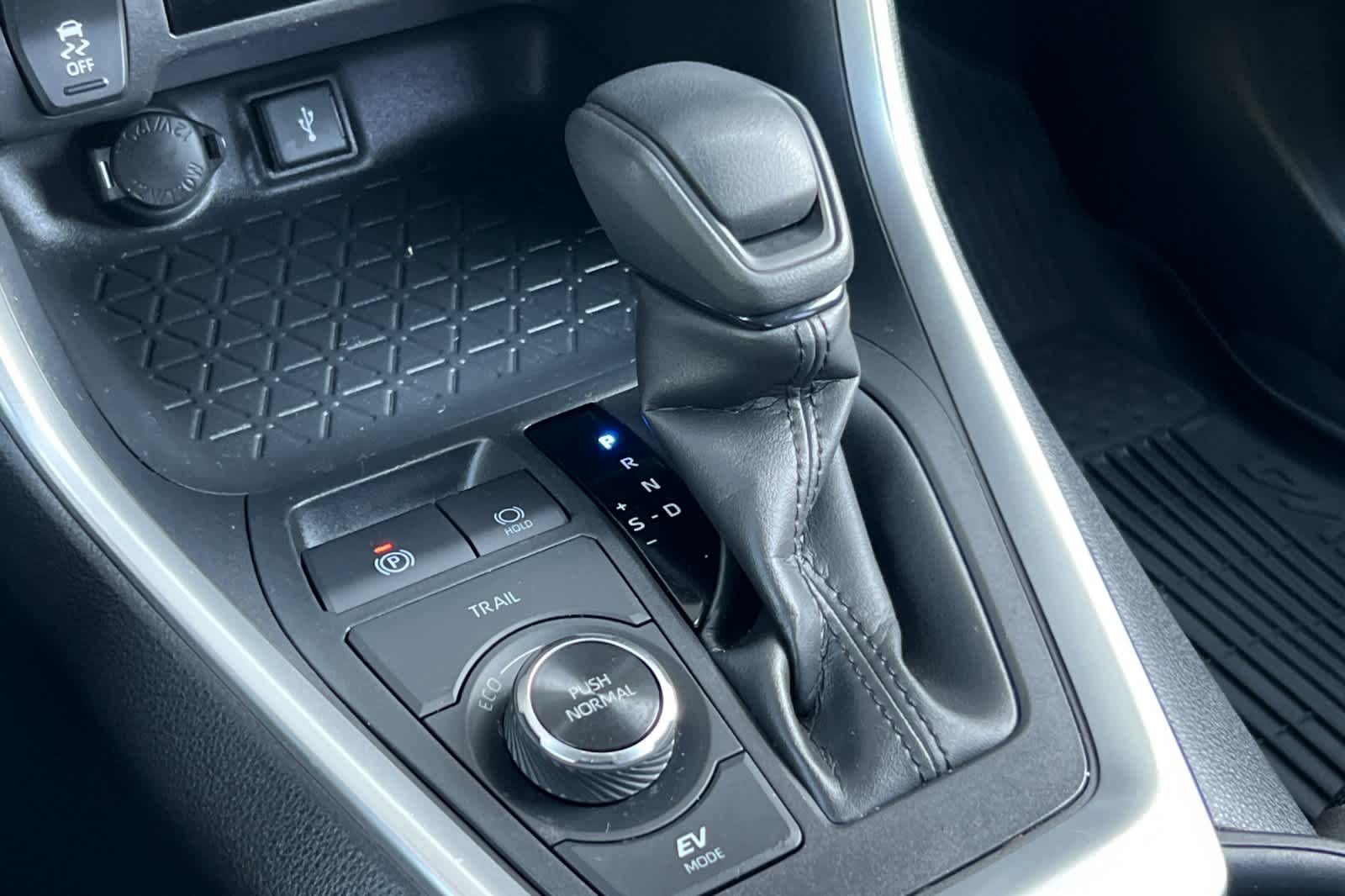 Thumbnail: 2022 Toyota RAV4 - 23